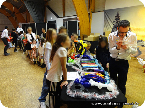 Animation pour enfants soirée entreprise CSE abre de Noël Animateur Sculpteur sur ballon DJ Manche Calvados