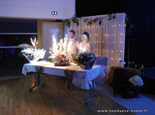 présentation gateau mariage manche dj mariés dessert animateur soirée