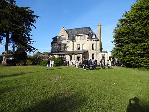 Ap&eacute;ritif Cocktail de mariage au Domaine du ch&acirc;teau de Surville salle reception mariage entreprise dj manche