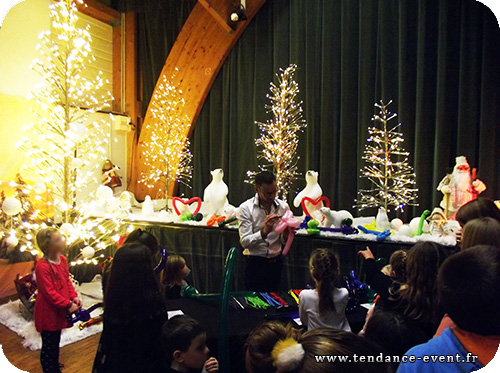 Animation pour enfants soir&eacute;e entreprise CSE abre de No&euml;l Animateur Sculpteur sur ballon DJ Manche Calvados