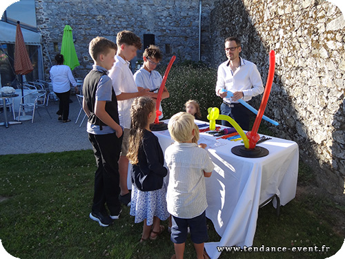 Sculpteur de ballon balloneur sculpture de ballon mariage manche